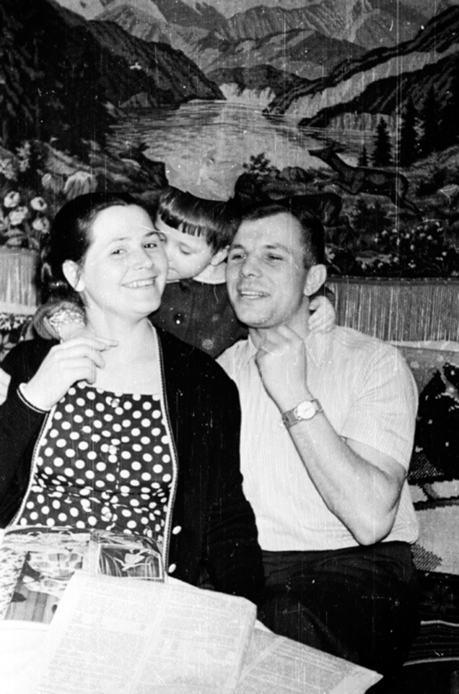 Гагарин семья жена. Гагарин с семьей. Жена Юрия Гагарина.