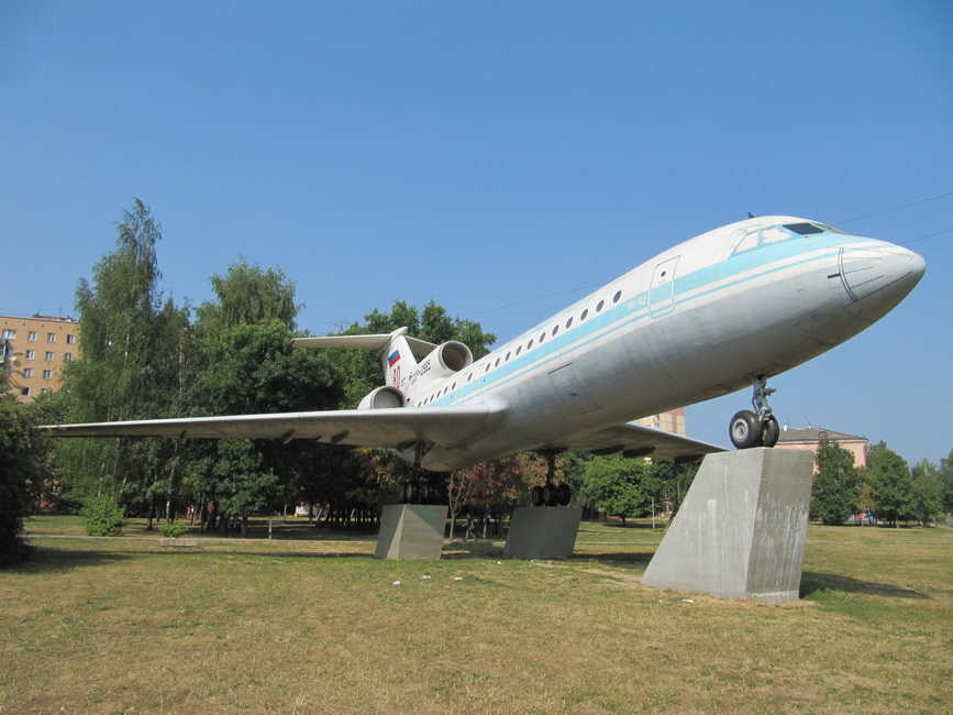 Самолет пермь сочи. Як 42 Смоленск. Смоленск самолет памятник. Памятник самолет в Смоленске на Багратиона.